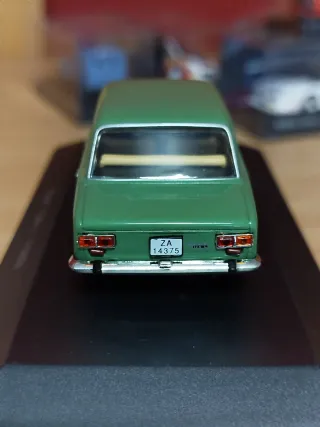 Coche SEAT 124 L escala 1:43