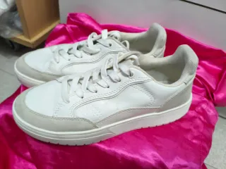 Zapatillas deportivas blancas y beige