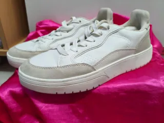 Zapatillas deportivas blancas y beige