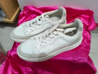 Zapatillas deportivas blancas y beige