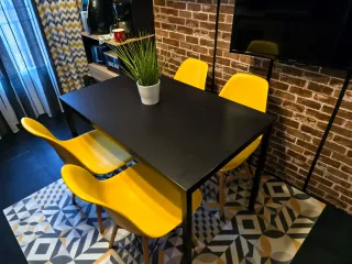 Mesa y 4 Sillas Amarillas. En Aranjuez