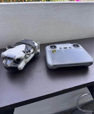 DJI Mini 4 Pro con control de pantalla