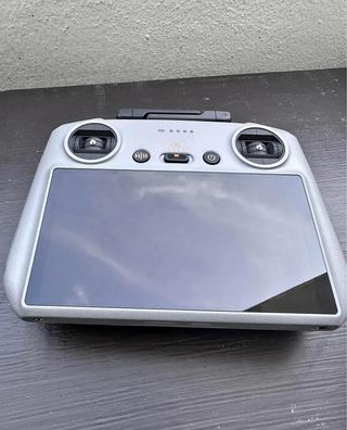 DJI Mini 4 Pro con control de pantalla