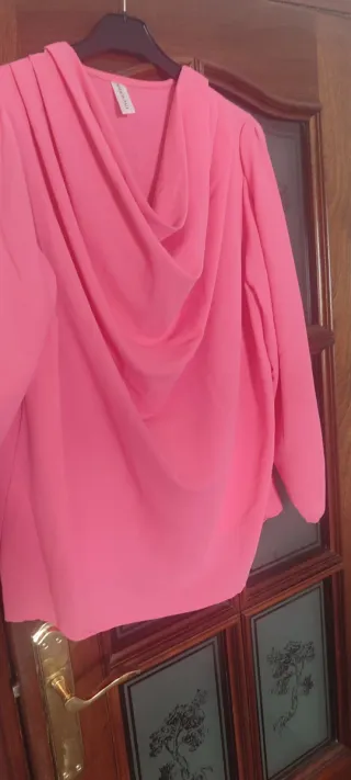 Blusa rosa drapeada sin estrenar