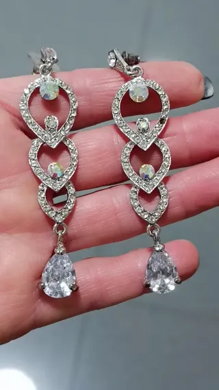 Pendientes largos plateados con pedrería