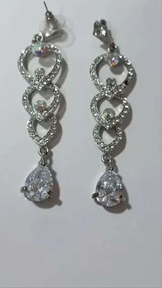 Pendientes largos plateados con pedrería