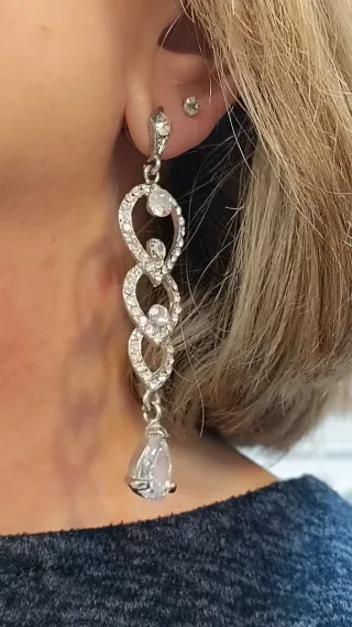 Pendientes largos plateados con pedrería