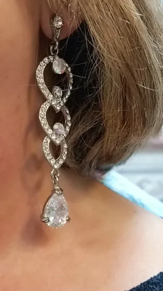 Pendientes largos plateados con pedrería