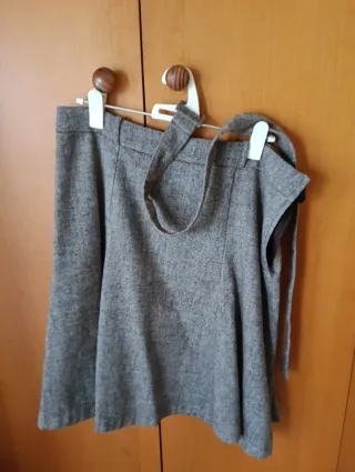 Falda marrón con cinturón a juego.