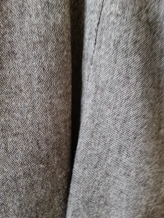 Falda marrón con cinturón a juego.