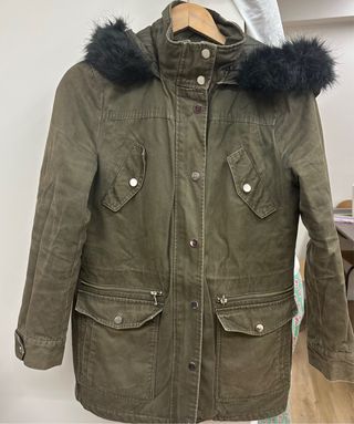 Abrigo de invierno verde con capucha