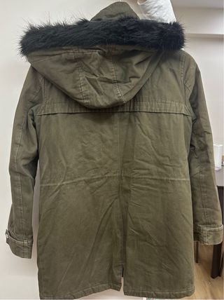Abrigo de invierno verde con capucha