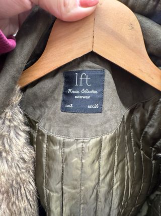 Abrigo de invierno verde con capucha