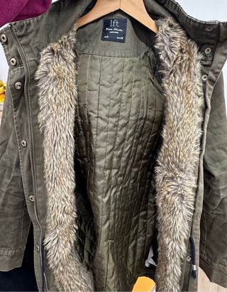 Abrigo de invierno verde con capucha