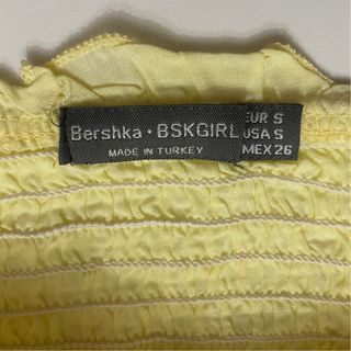 Top amarillo palabra de honor Bershka talla S.