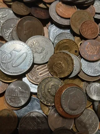 Cinco kilos de monedas extranjeras..