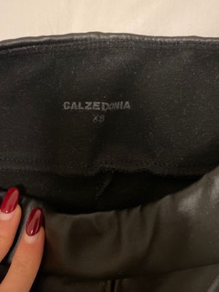 Pantalón elástico efecto piel