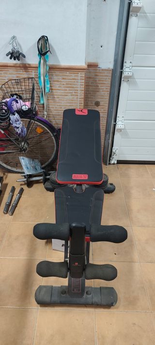 Banco de pesas Decathlon negro y rojo