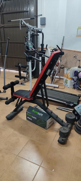 Banco de pesas Decathlon negro y rojo