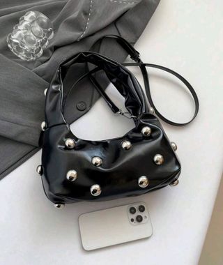 Bolso negro con tachuelas plateadas