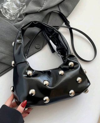 Bolso negro con tachuelas plateadas