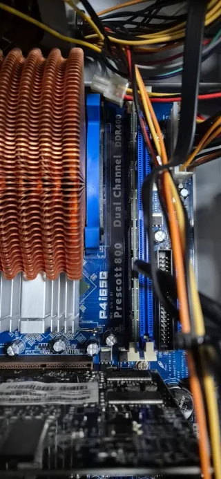 PC Retro P4 2GHz ATi 9600XT y SB100