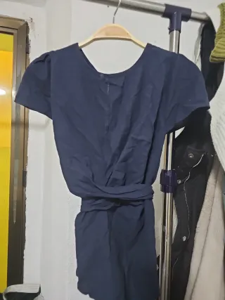 Blusa azul con cinturón