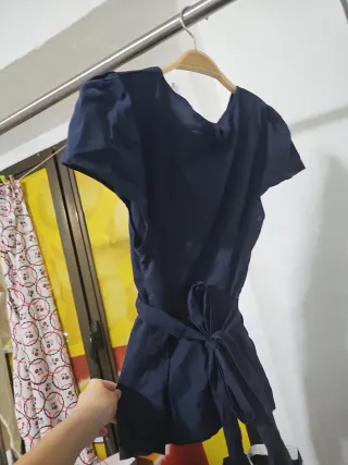 Blusa azul con cinturón