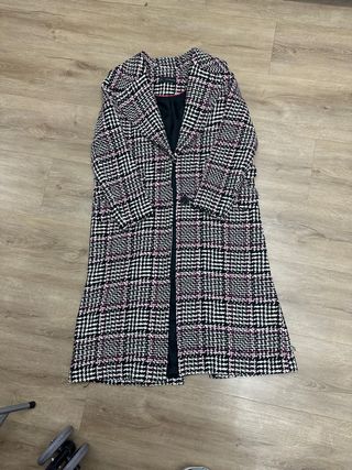 Abrigo cuadros negro y rosa