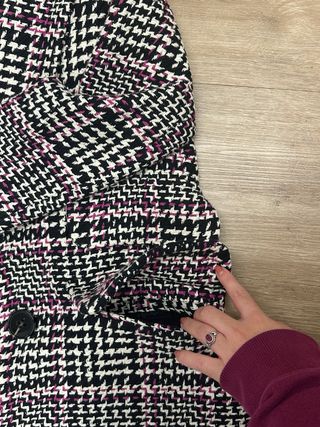Abrigo cuadros negro y rosa