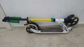 Patinete Decathlon blanco y amarillo