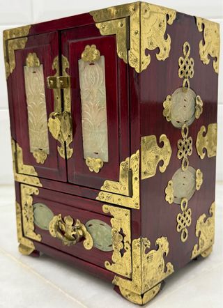 ELEGANTE JOYERO CHINO CAOBA LACADA Y JADE