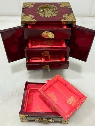 ELEGANTE JOYERO CHINO CAOBA LACADA Y JADE