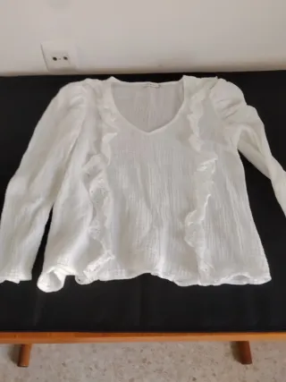 Blusa blanca con volantes + pantalón zara