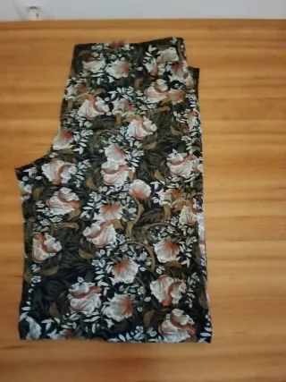 Blusa blanca con volantes + pantalón zara