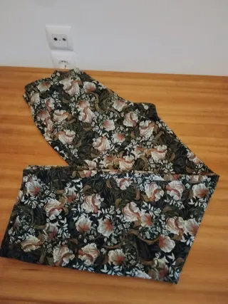 Blusa blanca con volantes + pantalón zara