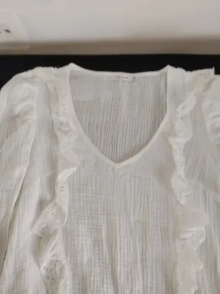 Blusa blanca con volantes + pantalón zara