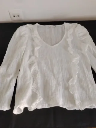 Blusa blanca con volantes + pantalón zara