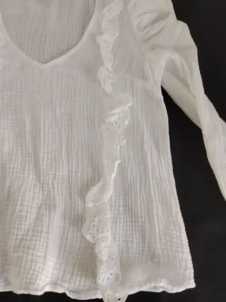 Blusa blanca con volantes + pantalón zara