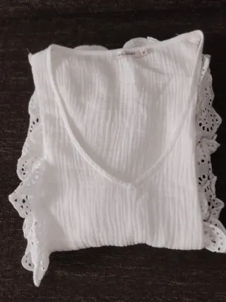 Blusa blanca con volantes + pantalón zara