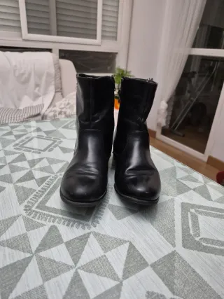 Botines negros media caña, marca "Kamusa"