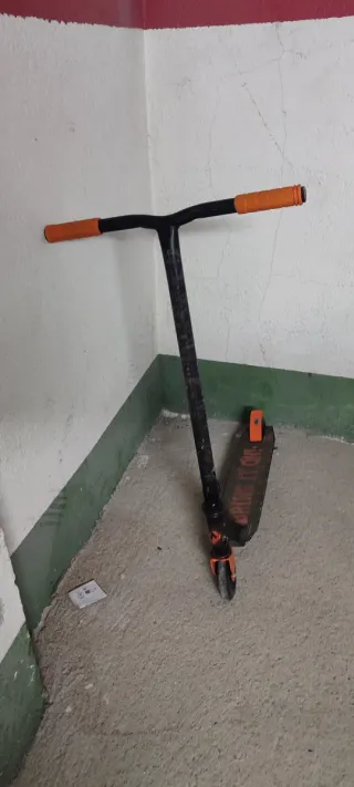 Patinete freestyle naranja y negro