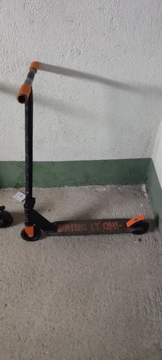 Patinete freestyle naranja y negro