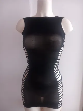 Vestido mini negro con cortes
