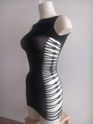 Vestido mini negro con cortes