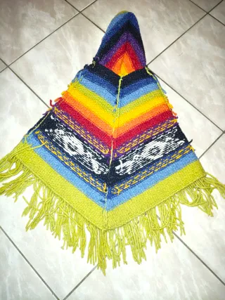 Poncho peruviano arcobaleno con frange