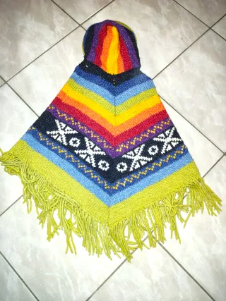Poncho peruviano arcobaleno con frange