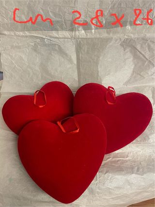 Cuori decorativi in velluto rossi