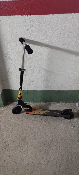 Patinete infantil con diseño de llamas