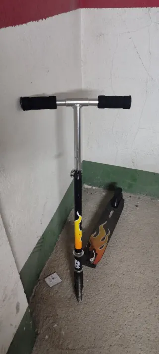 Patinete infantil con diseño de llamas